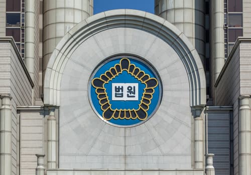 “휴대폰 보며 걷다가 그만” 헬스장 여자탈의실 들어간 남성 ‘무혐의’